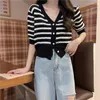 Kvinnors stickor 2022 Summer Women Top Vintage Black White Striped Patchwork Kort tröja Knapp Up V Neck Sticked Slim Hit Color Clothes