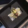 18k guldpläterade broscher Lyxmärke Designers Insekt Pärla Brev Mode Kvinnor i rostfritt stål Broscher Bröllopsfest Smycken Present