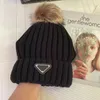 Luxe Élastique Bonnet Hiver Designer Bonnet Femmes Bonnets En Tricot Avec Fox Ball Casquette P Crâne Chapeaux Hommes Marque Bonnets 10 Couleurs Extérieur Chapeau Équipé