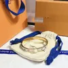 Europa America Fashion Style Bracciali Bangle Donna Marca Lettera Bangle Gioielli di design di lusso Placcato oro 18 carati Acciaio inossidabile Amanti di nozze Braccialetti regalo S293