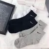 Strumpor Mens Cotton Sock Classic Black White Women Men Breattable Cottons Mixing Football Basketball Sports Ankel Sock Winter för manliga strumpor