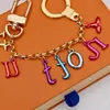 Stilvoller, farbenfroher Luxus-Designer-Schlüsselanhänger mit Buchstaben-Anhänger, goldene Schlüsselschnalle, abnehmbare Schlüsselanhänger für Herren- und Damenschlüssel