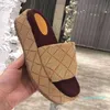 Designer Slippers Platform Slippers Vrouwen Wig Sandalen Geborduurde Sandaal Dikke Bodem Rubber Slides Platte Flip Flops