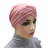 Etniska kl￤der korsar huvudbonad muslimsk kvinna fast f￤rg innerhatt islamisk inslaget turban arab hijab beanie kemo m￶ssa under halsduk
