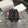 Pantofole di moda pantofole designer di lusso sandali piatti in gomma in gomma scarpe da spiaggia esterna lettere interni anticride parole in gomma uomini e amanti delle donne uomini e donne amanti