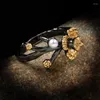 Pierścienie klastra Wysokiej jakości modny kwiat liści złoty kolor dla kobiet retro perłowy pierścień rocznicowy akcesoria biżuterii