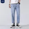 Jeans masculinos Rasgou o jeans de jeans do estilo coreano da moda, de cor lisa de cor lisa de cor direta, calça de nove pontos
