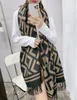 2023 Designer sciarpa in cashmere donna autunno / inverno all'aperto caldo tendenza moda lungo scialle bavaglino stile caldo 2023