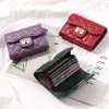 Nytt lambskinl￤derkorth￥llare Kvinnors kredit -ID Passport Busikskort Handv￤skor Fashion Designer Purse Short Wallet2402