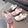 Flache Schuhe für Kinder, Mädchen, Leder, Frühling/Herbst, Schleife, modisch, Baby-Prinzessin, rutschfest, weiche Sohle, lässige Turnschuhe