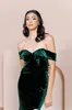 Hunter Green Mermaid Abiti da damigella d'onore Plus Size Off spalla Pieghe Velluto Lunghezza del pavimento Abiti da damigella d'onore Abiti da cerimonia per invitati al matrimonio Custom Made