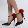 Damer pumpar svarta skor för kvinnor höga klackar patent läder spetsiga tå röd pompon stilett klackar festklänningar skor 11 cm