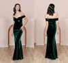 Hunter Green Mermaid Abiti da damigella d'onore Plus Size Off spalla Pieghe Velluto Lunghezza del pavimento Abiti da damigella d'onore Abiti da cerimonia per invitati al matrimonio Custom Made