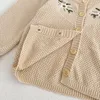 かわいい冬の女の子の服カーディガンキッズレギュラースリーブフローラル刺繍デザインカーキセーターベビー服100％コットン