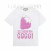 T-shirt da donna di design T-shirt a maniche corte con stampa di micro etichette fragola di lusso, top estivo da donna casual ONAQ