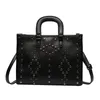Оптовые женские сумки на ремне, 4 цвета, простая сумка-тоут с заклепками в стиле Джокер, большая вместительная многослойная однотонная кожаная сумка, уличный индивидуальный рюкзак 61390 #