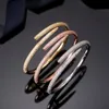 2023 Nytt lyxigt heldiamantarmband för kvinnor Modemärke Love Nail Armband Klassiskt par Designerarmband Rostfritt stål Smycken Present