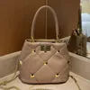 Bolsas de balde feminino Bolsas de bolsas de bolsa Bolsas Bolsas de Bolsa Purse Small Tote Sheepskin Big Brass Rivet Square Rotário Lock de alta qualidade Múltiplo251J