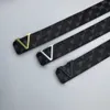 Fashionabla Retro Men Belt Luxury Designer Kvinnor Läder Midjeband Högkvalitativ bokstav Smooth-knapp Jeans Formella bälten Presentförpackning kan användas som en gåva