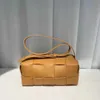 Diseñador Botega V bolso de lujo Cassettes auténticos Almohada Bolsos de moda Bolso Cuero de vaca Tejido a mano Cuadrado Color sólido One ShoNIYA