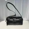 Diseñador Botega V bolso de lujo Cassettes auténticos Almohada Bolsos de moda Bolso Cuero de vaca Tejido a mano Cuadrado Color sólido One ShoNIYA