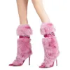 Stivali a punta al ginocchio con catena fucsia alta in pelliccia Stivali sexy di lusso in pelle da donna Stivaletti con fibbia tacco alto sottile Scarpe da donna rosa moda