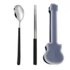 Set di stoviglie 3 pezzi / set di posate con scatola per chitarra Set di bacchette forchetta cucchiaio in acciaio inossidabile 304 Set da tavola da viaggio Accessori da cucina