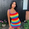 menina do vestido da cor do arco-íris