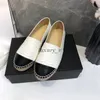 Designer casual skor kvinnor espadrilles loafers sommar damer platt strand halv tofflor mode kvinna loafers fiskare duksko