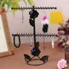 Smyckespåsar Fashion Solid Iron Shopping Mall Engraved Rose Necklace Armband Arrangör med Base Stand Multi Hooks Table Display