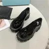 Tasarımcı Loafers Kadınlar Elbise Ayakkabı Lüks Metal Üçgen Logo Fırçalanmış Deri Monolit Moksul Platform Heel Ayakkabı Kutulu