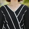 Camisetas femininas camisetas de manga comprida Tops Mulheres pulôver de outono de camisa inferior tira de gola em V para mãe de meia-idade Casual Camiseta