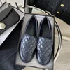 Designer-Loafer für Damen, Freizeitschuhe, modische flache Slipper, Damen-Plattform, Gummischuh, schwarzes, glänzendes Leder, runde Kopf-Turnschuhe, Größe 35–40