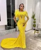 Fashion Sequins Yellow Mermaid Wedding Dresses One Shoulder Feather Bridal Clown Enkla formella festkl￤nningar