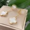 Lyxvarumärke Fashion Lucky Four-Leaf Clover Earrings Chandelier Designer för Women Letter-V Gold Silvery Red Agate Pearl Motherl Earring Christmas Non-blekande EE