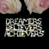 Broşlar Eşsiz Lüks Kelimeler Broş Pin "Dreamers Müminler Başarılar" Söylüyor Kapak Pimleri Rhinestone El Yapımı Jewelrygift