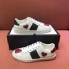 Verde Vermelho Sapatos Tênis Marca Designer Moda Feminina Masculina Sapato De Couro Bordado Tênis Tênis Macio Bee Tigre Branco Cadarço Baixo-alto Bico Redondo Andar