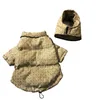 Vêtements pour chiens de marque Vêtements d'hiver pour chiens Coupe-vent Sweat à capuche pour chiens avec lettres classiques Doublure en coton Veste chaude pour animaux de compagnie Manteau pour animaux de compagnie par temps froid pour petit chien S A491