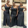 Zwarte bruidsmeisjekleding sexy zeemeermin een schouder mouwloze bruiloft gasten jurk side spleet Afrikaanse meisjes plus size feest bruidsmeisjes jurken