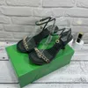 2022 Sapatos mais recentes de cores doces saltos altos 100% de couro sandálias de sandálias de moda feminina designer de sapatos sexy saltos de metal lady metal cinto
