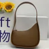 A bolsa de meia lua em linha em couro liso feminino designer com alça de ombro plano e embreagem de fechamento de zíper curvado Tote Suded Lining299x