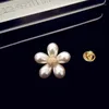 Broches Élégant Petit Parfum Perle Fleur Broche Collier Broche Femme Antidérapant Pull Léger Bouton Manteau Corsage Accessoires