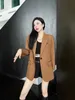 Ternos femininos Blazers Designer Autumn Inverno Novo Triângulo de moda Broche de cor de cor de contraste de cor com cinto solto e blazer versátil j6cf