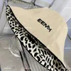 Wide Brim Hats Bucket Designer FF lettre 22 nouveau chapeau de seau de masque de pêcheur léopard imprimé recto-verso beau amoureux simples ZDWA