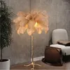 Lámparas de pie Decoración nórdica Hogar Lámpara de plumas de avestruz Cobre de lujo moderno para sala de estar Iluminación de luz de pie de resina