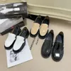 2024 Designer-Kleiderschuh mit C-Logo, schwarz-weiße Loafer für Damen, gestepptes Leder, Freizeitschuhe, Klappe, klobige Turnschuhe, Kalbsleder-Schuhe, Luxus-Mules, Loafer, Größe 34–40, Geschenke