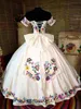 メキシコのカロ・キンシェネラドレステーマカラフルな肩から刺繍されたサテンレースアップボールガウンスウィート16アノスXVホワイトベスティドパラ