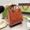 Borsa totes Borsa a tracolla con lettera con motivo testurizzato Borsa a mano mini con manico superiore Tracolla larga regolabile rimovibile in nylon Hardware dorato Tasche interne con cerniera