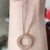 Роскошное дизайнерское ожерелье с кулоном «Любовь» Мужские и женские круглые ожерелья с буквами из бриллиантов Подарок на день святого Валентина 18-каратное позолоченное ожерелье Дизайн ювелирных изделий