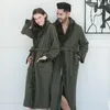 Vêtements de nuit pour femmes hiver polaire Composite Couple chemise de nuit femmes épaissi pyjamas hommes peignoir vert armée